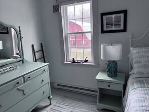 3 bedrooms, desk, iron/ironing board, free WiFi - Charming, updated 3 bedroom farmhouse farm stay.  (Williamsburg)