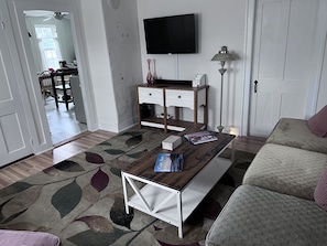 Smart TV, books - Charming, updated 3 bedroom farmhouse farm stay.  (Williamsburg)