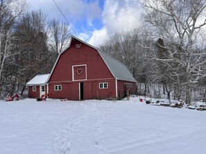 Exterior - Charming, updated 3 bedroom farmhouse farm stay.  (Williamsburg)