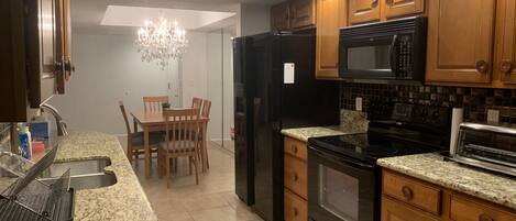 Jääkaappi, mikroaaltouuni, uuni, liesi