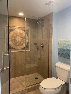 Ensemble baignoire-douche, séchoir à cheveux, serviettes fournies, savon