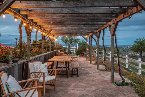 FarmStay HillTop wine country views 6BR/4BA