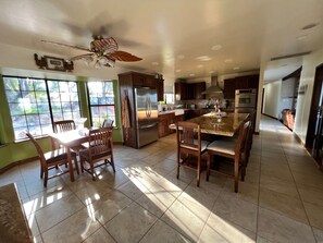 Dining - Amazing View w/Farm Experience in Paso Robles Wine Country, 3 min to downtown (Paso Robles)