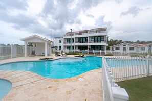 Outdoor pool - 3 Bedroom Oceanfront Beach House (Isabela)