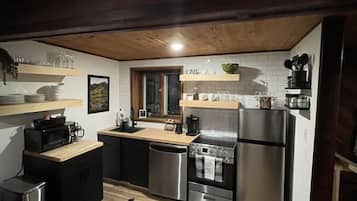 Kylskåp, mikrovågsugn, ugn och spishäll