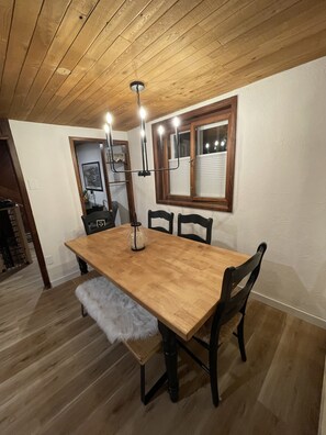 Dining - Cascade Cabin Nestled At The Base of Pikes Peak (Cascade-Chipita Park)