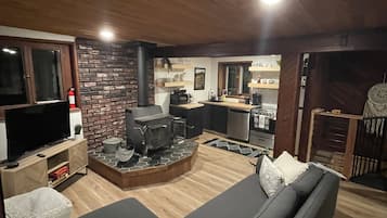 Una Smart TV, una chimenea, libros