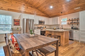 Fridge, microwave, stovetop, dishwasher - ‘Painted Skies’ Upscale Getaway By Lake Burton! (Tiger)