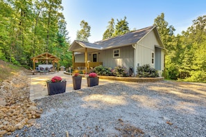 Exterior - ‘Painted Skies’ Upscale Getaway By Lake Burton! (Tiger)