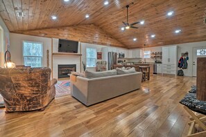 TV, fireplace, DVD player, ping pong - ‘Painted Skies’ Upscale Getaway By Lake Burton! (Tiger)