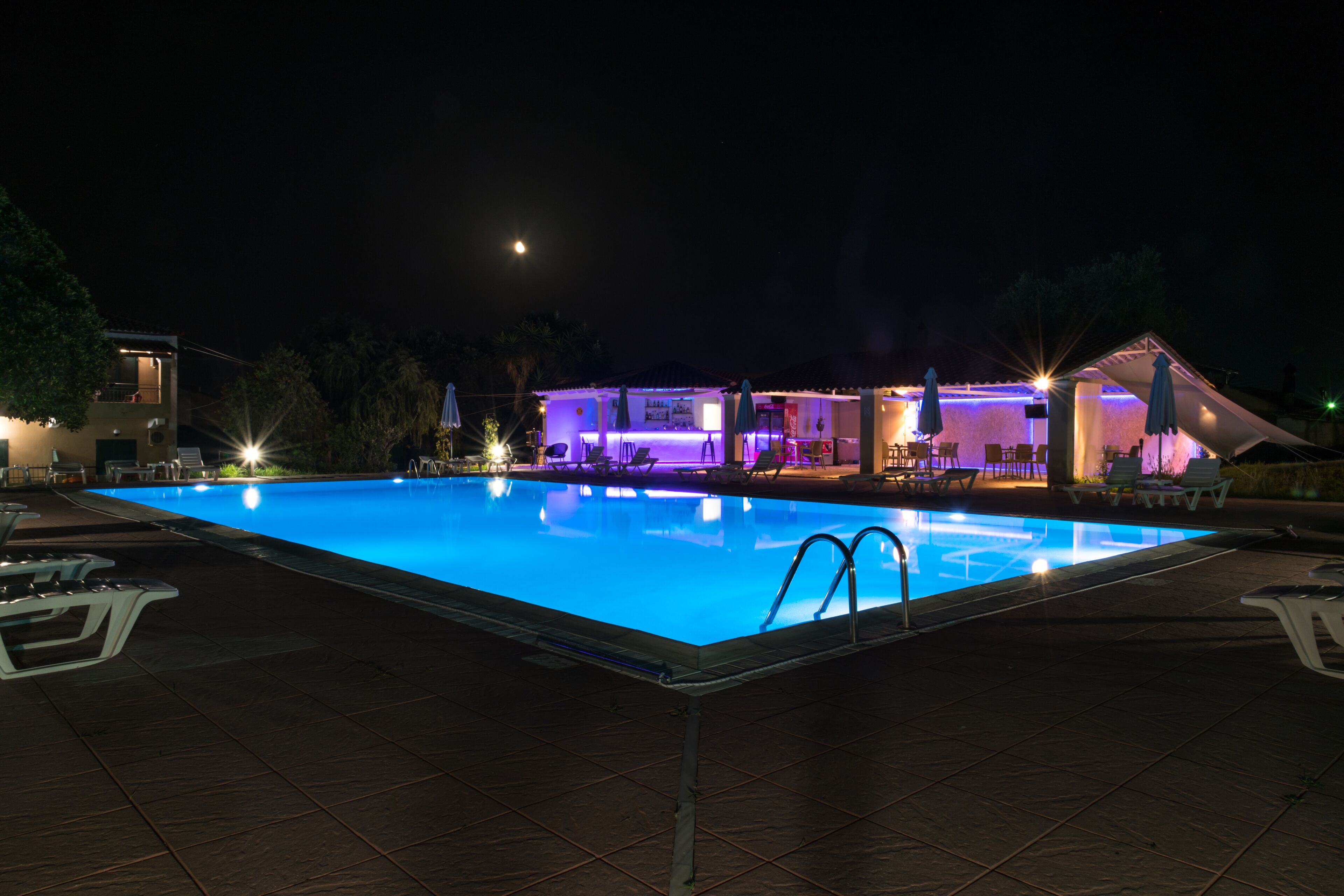 Bar en milieu de piscine