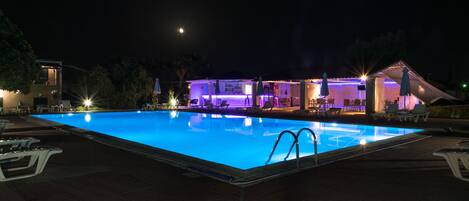 Bar en milieu de piscine