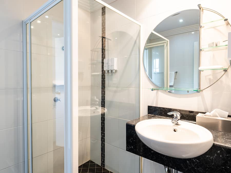 Twin room | Bathroom | Combined shower/bathtub, hair dryer, towels
