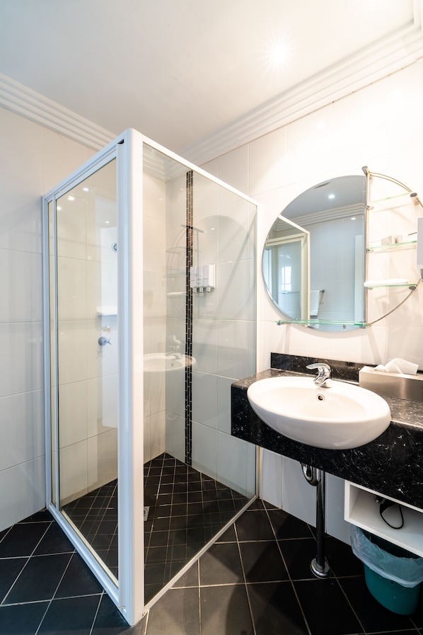 Twin room | Bathroom | Combined shower/bathtub, hair dryer, towels