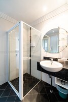 Habitación estándar con 2 camas individuales | Baño | Ducha y bañera combinadas, secador de pelo y toallas