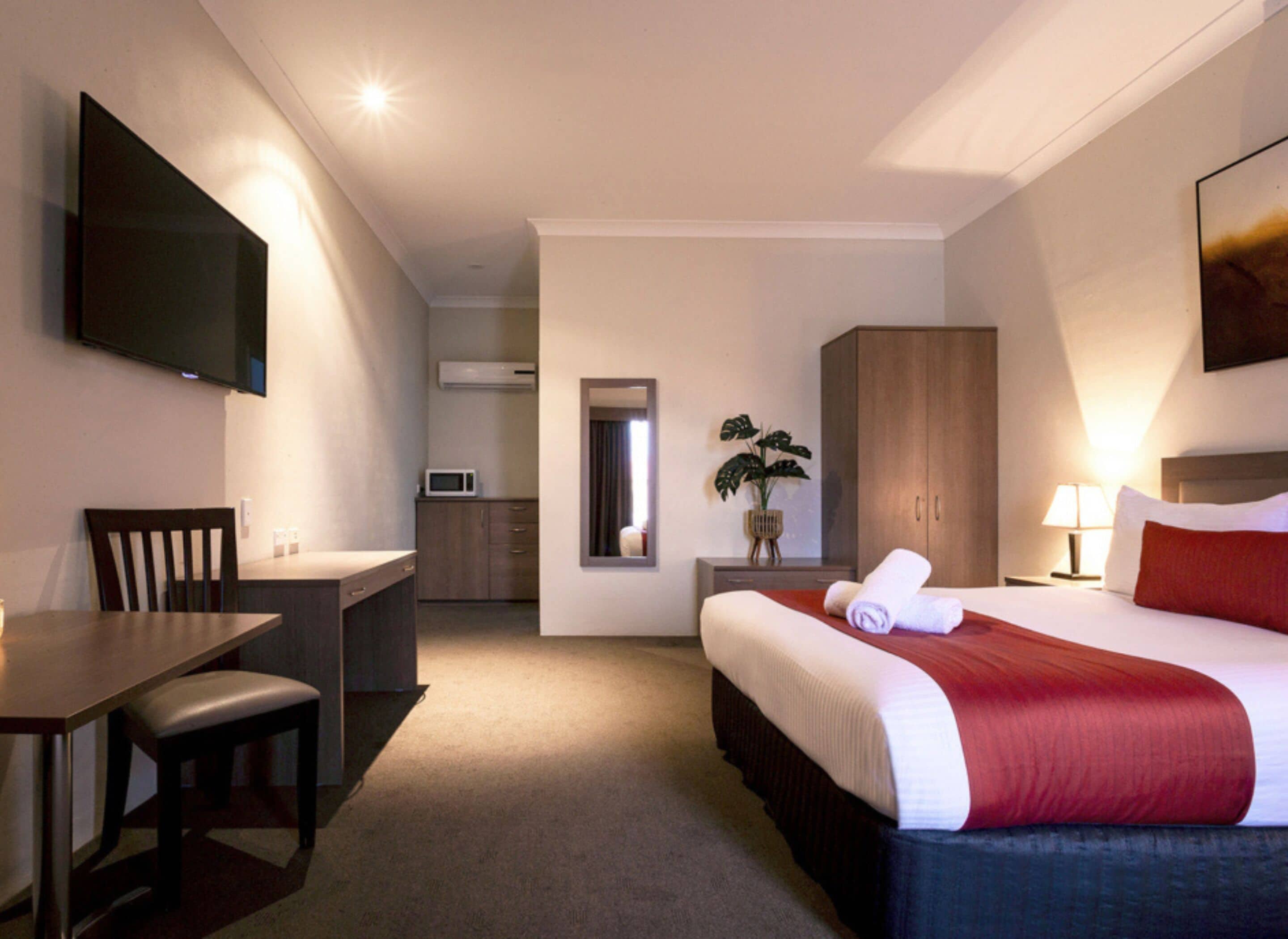 Rom – executive (Queen) | Skrivebord, blendingsgardiner, strykejern/-brett og barnesenger