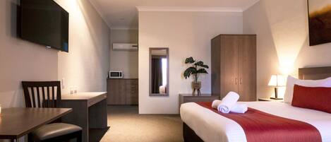 Rom – executive (Queen) | Skrivebord, blendingsgardiner, strykejern/-brett og barnesenger