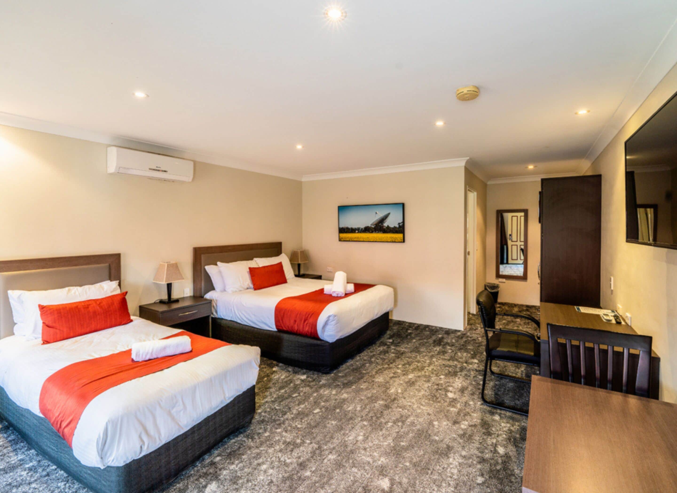 مكتب وستائر تعتيم ومكواة/لوح كي وأسرّة أطفال/رضّع