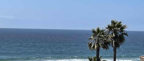 Beach nearby, sun loungers, beach towels