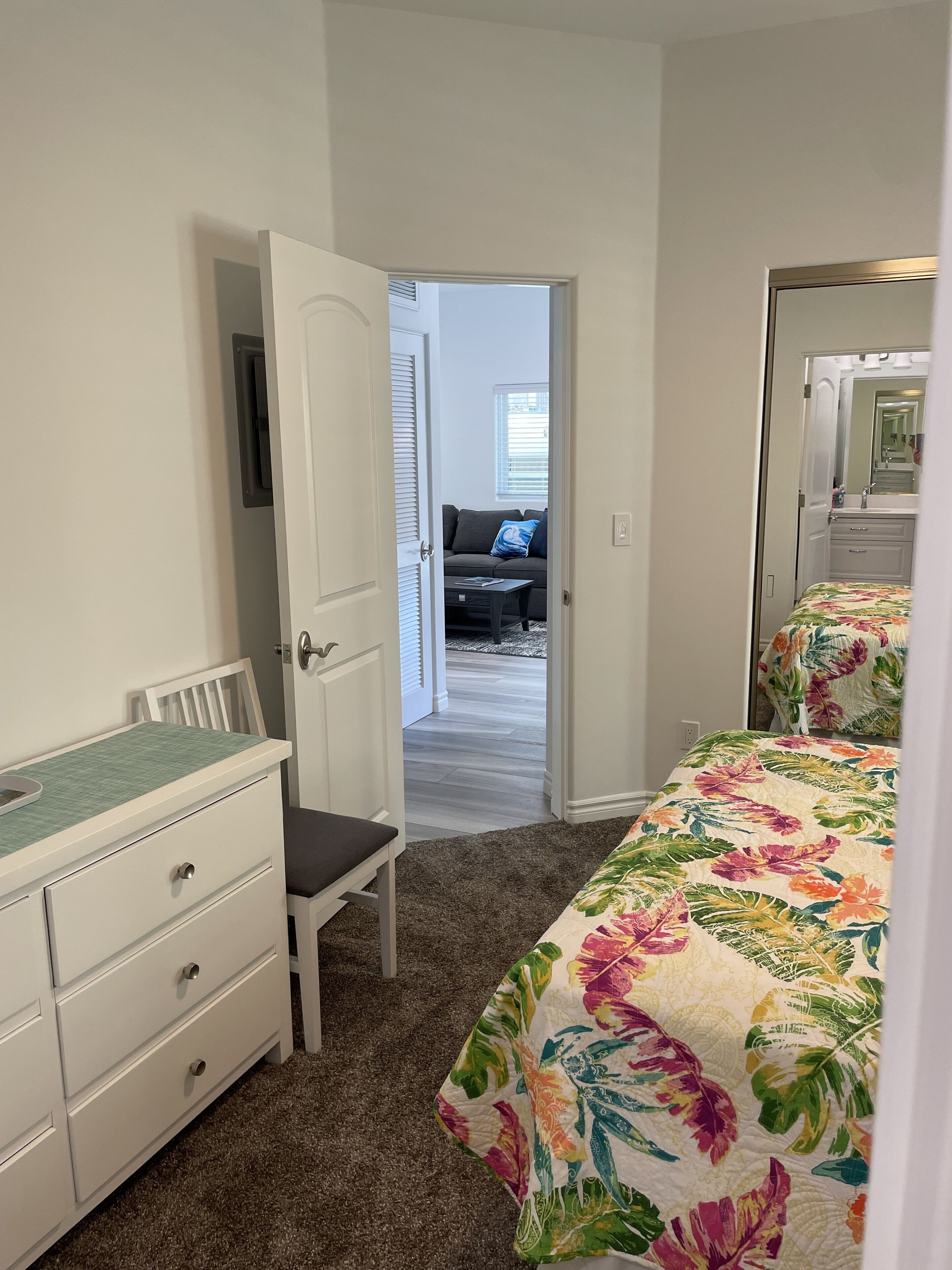 New Ocean Front Duplex, Walk To Dining, Shops & Entertainment. - Manhattan Beach, CA