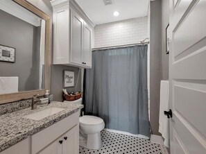 Duschwanne, Haartrockner, Handtücher, Seife