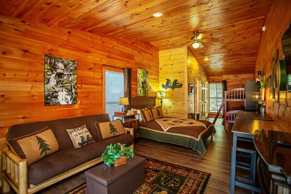 Bigfoot Lodge Room One | Individually decorated, individually furnished, laptop workspace - Bigfoot Lodge Room One (Benton)