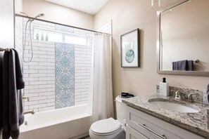 Ensemble douche/baignoire, sĂšche-cheveux, serviettes fournies, savon