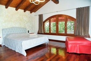 5 bedrooms, iron/ironing board, WiFi, bed sheets