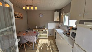 Réfrigérateur, micro-ondes, grille-pain