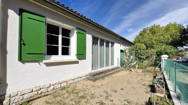 المنشأة من الخارج