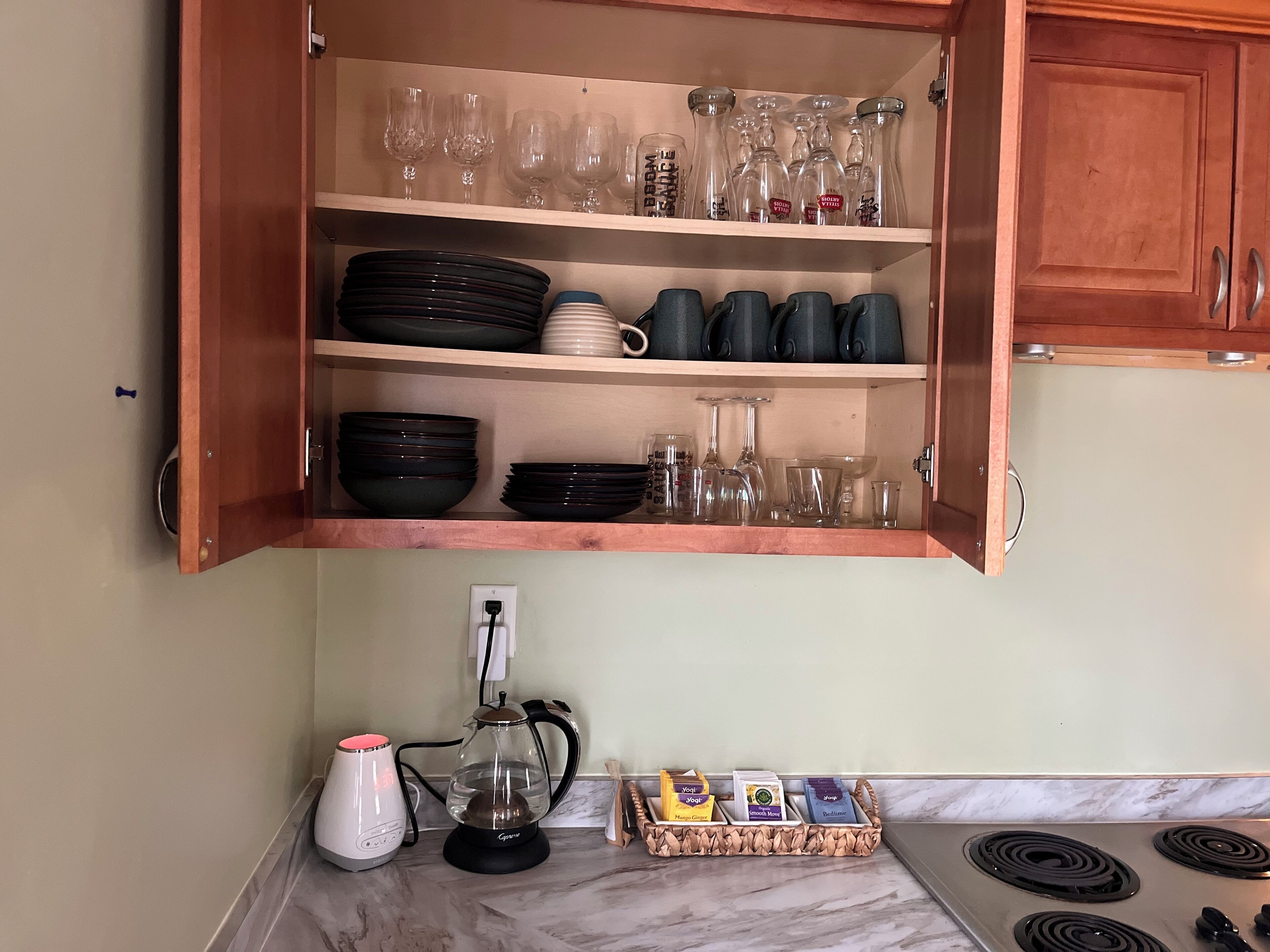 Kühlschrank, Mikrowelle, Wasserkocher mit Kaffee-/Teezubehör