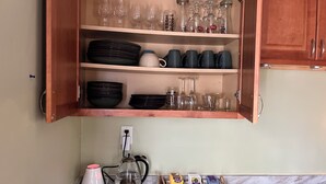 Cafetera y tetera, refrigerador, microondas y tetera eléctrica 