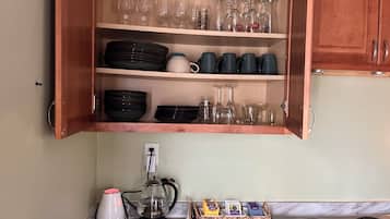 Frigorífico, microondas, cafetera o tetera y hervidor eléctrico