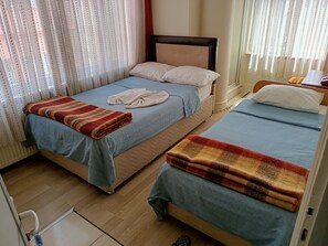 Habitación básica con 2 camas individuales | Wifi gratis y ropa de cama
