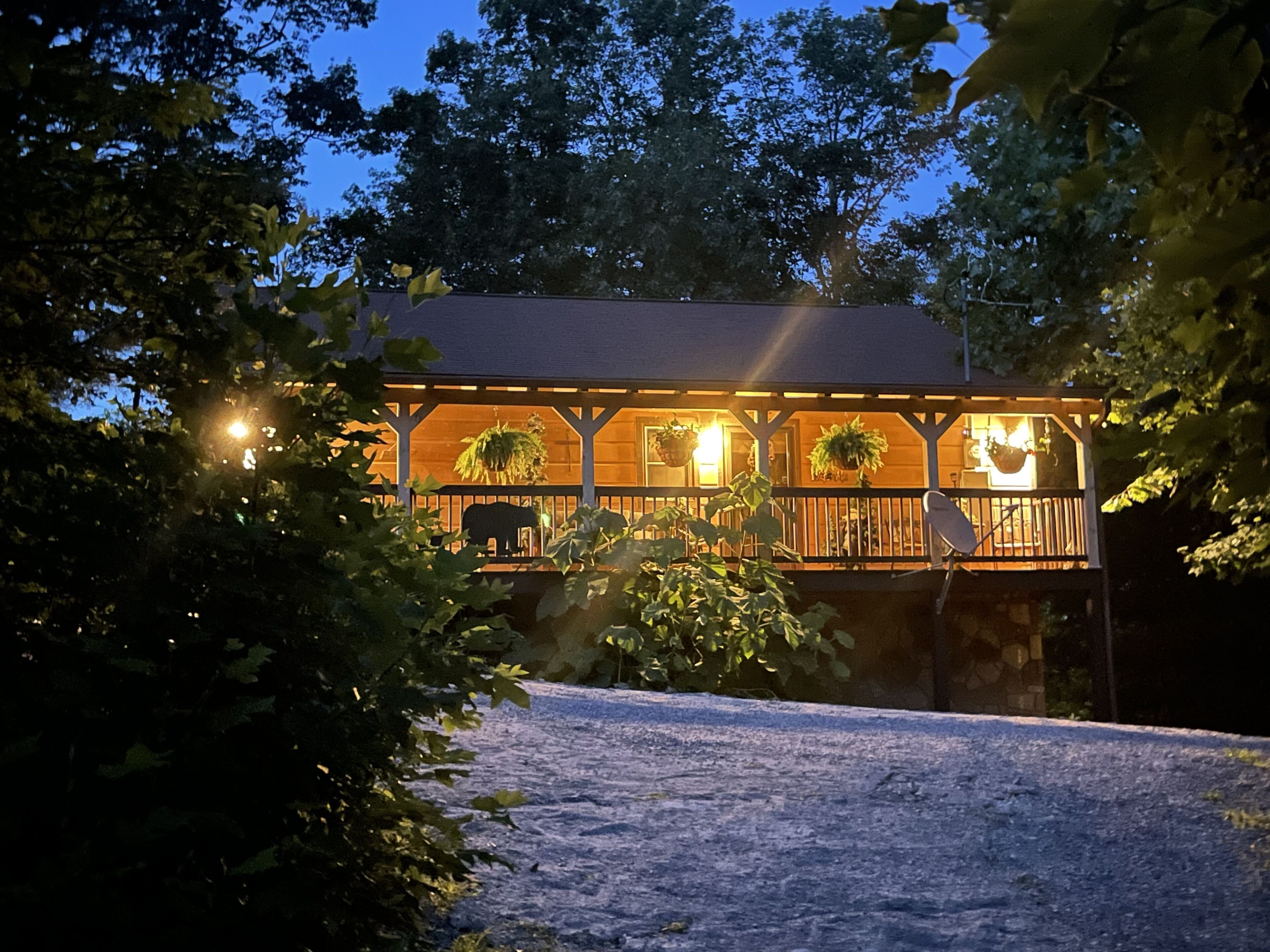 CLEAN Private Cabin With Incredible Rear Deck And Lake Privileges