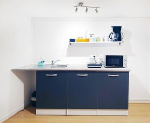 Réfrigérateur, four à micro-ondes, surface de cuisson, cafetière-théière