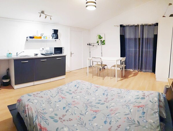 1 chambre, fer et planche à repasser, accès au Wi-Fi (inclus)