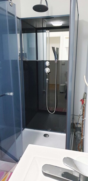 Douche, serviettes fournies, savon, papier de toilette