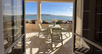 Seaside apartment within walking distance to the beach and port with sea view terrace for 5