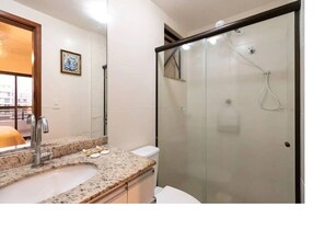 Dusche, Handtücher, Seife, Toilettenpapier