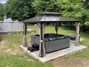 Outdoor spa tub - ⭐️⭐️⭐️⭐️⭐️”Gorgeous house”private pool,hot tub,playroom (Long Pond)