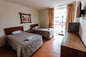 Classic-Zweibettzimmer | Hochwertige Bettwaren, Daunenbettdecken, Pillowtop-Betten, Schreibtisch