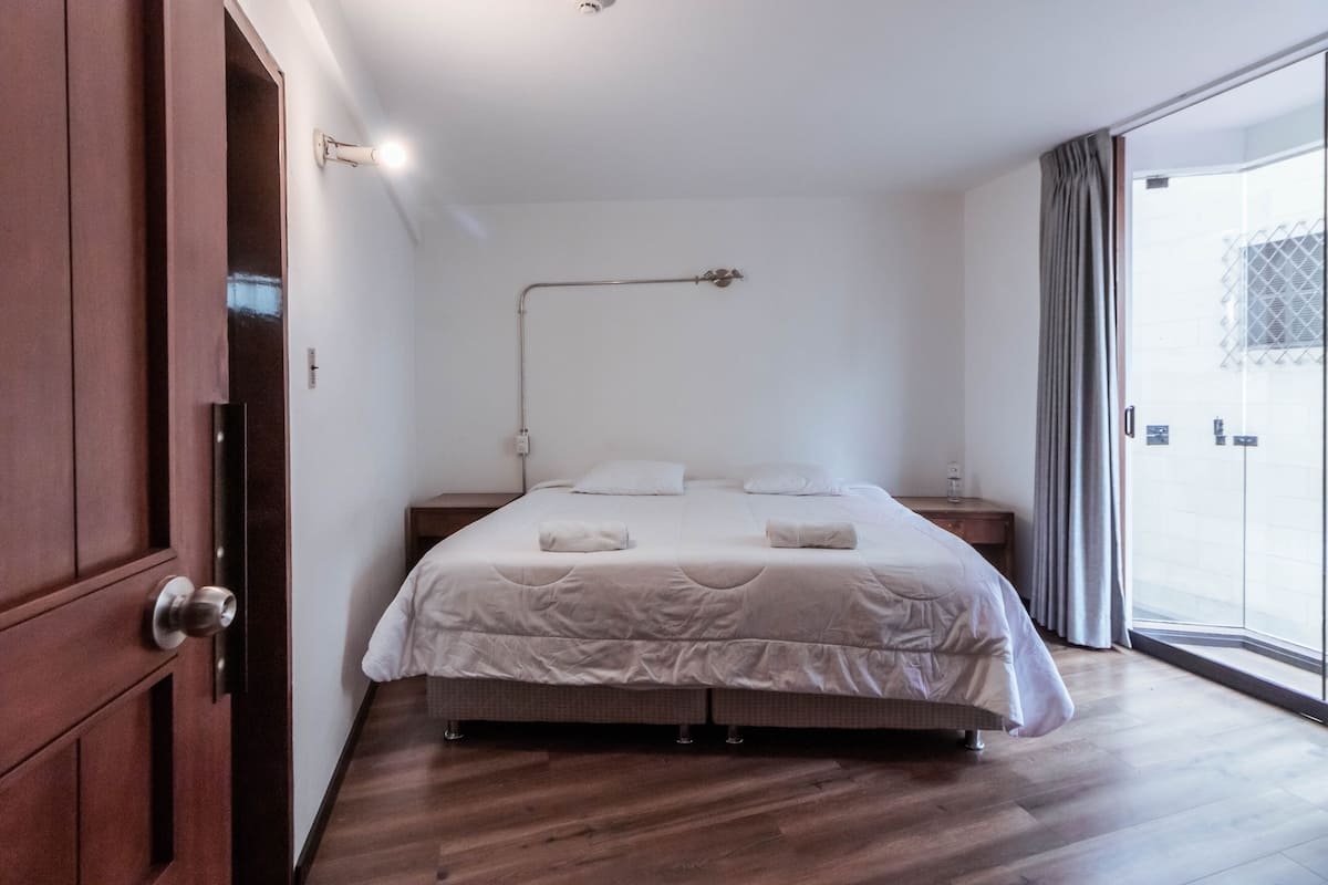 Quarto casal conforto | Roupas de cama premium, edredons de pluma, camas com colchões pillow-top