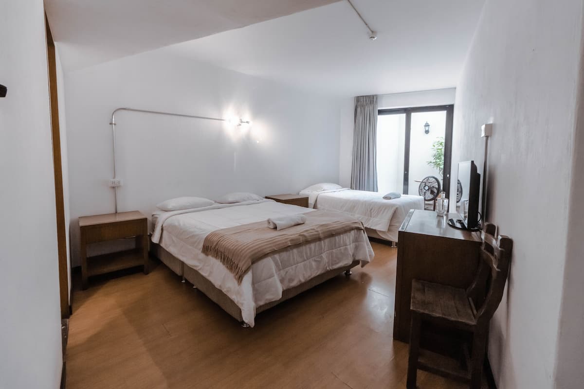Quarto triplo | Roupas de cama premium, edredons de pluma, camas com colchões pillow-top