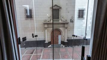 Chambre Confort double | Literie de qualité, couette en duvet, lit avec matelas à plateau-coussin