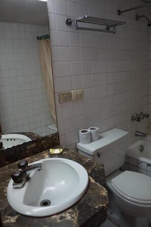 Chuveiro com efeito de chuva, secador de cabelo, piso aquecido 