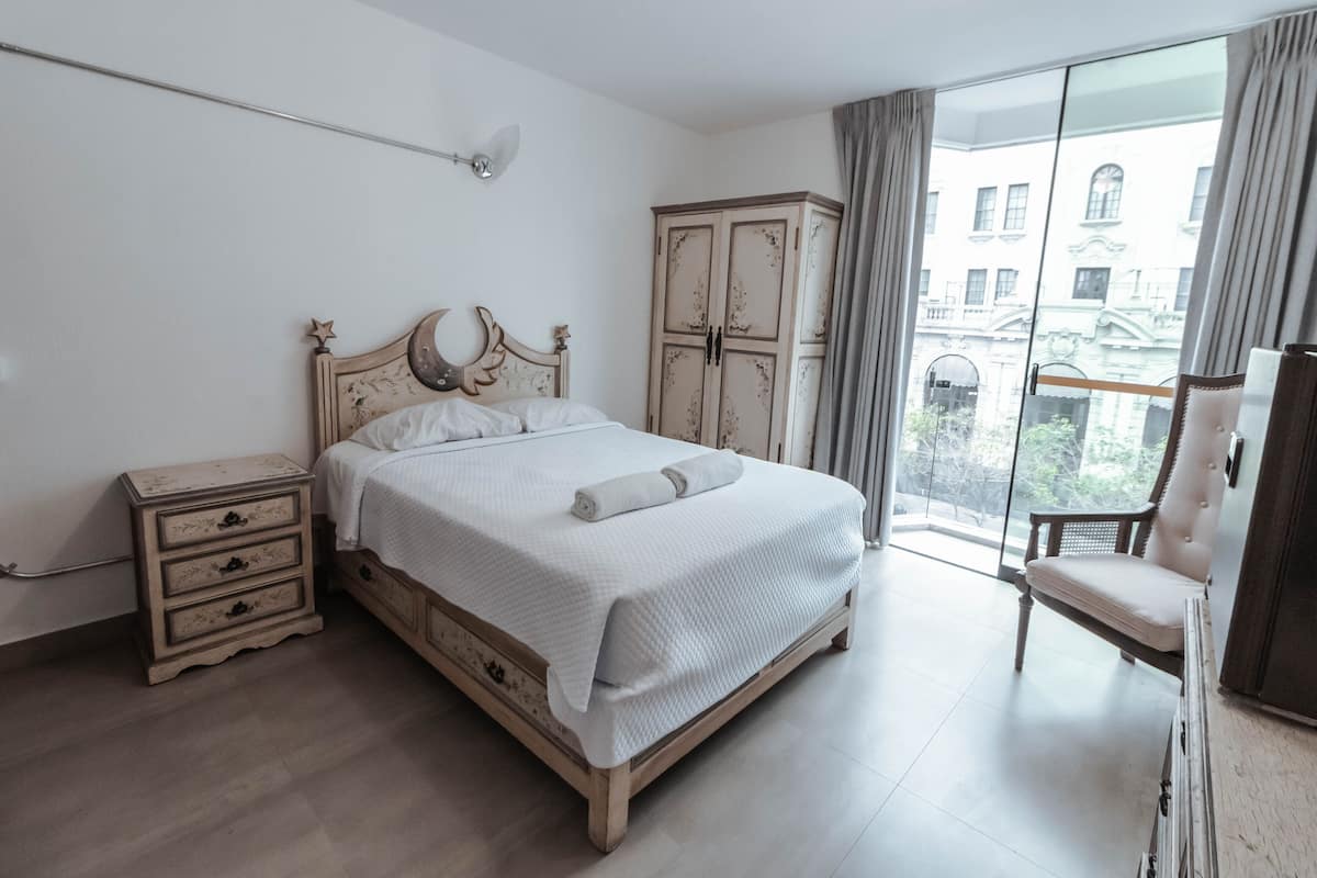 Quarto luxo, 1 cama de solteiro grande | Roupas de cama premium, edredons de pluma, camas com colchões pillow-top