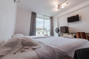 Habitación triple estándar | Ropa de cama de alta calidad y edredones de plumas