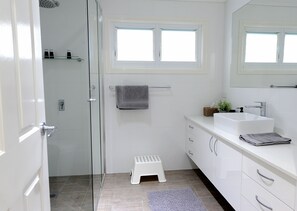 Suihku, hiustenkuivaaja, pyyhkeet, saippua