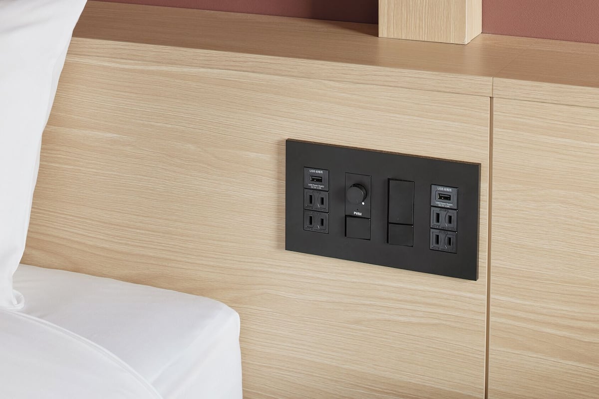 Edredón, cortinas blackout, wifi gratis y ropa de cama